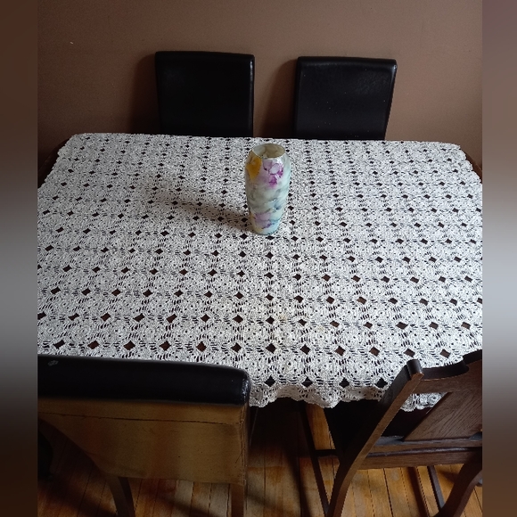 Handmade crocheted table cloth - Picture 2 of 4